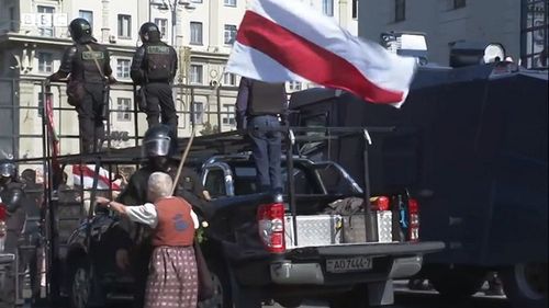 VIDEO Simbolul protestelor din Belarus, o străbunică de 73 de ani, a fost arestată de forţele de ordine ale lui Lukaşenko: "Doar laşii bat femei!"