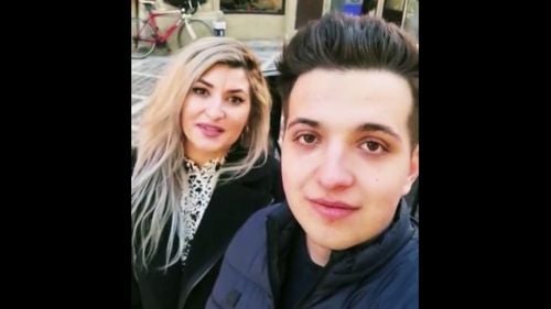 Doi brașoveni cer îmbrățișări și oferă mere / Scopul acțiunii este de a reapropia oamenii, după doi ani de distanțare fizică și socială