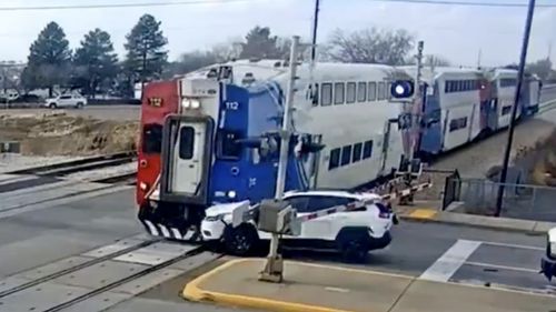 VIDEO Un șofer a scăpat la limită de coliziunea cu un tren, în Utah, SUA