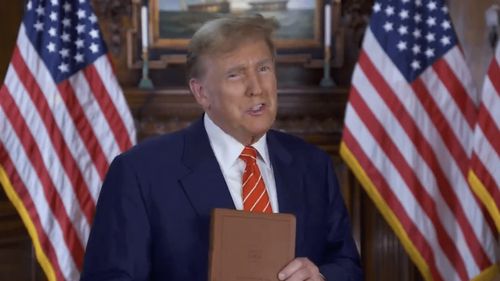 Donald Trump vinde Biblii, "cartea sa preferată"