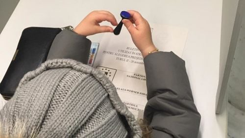Părinții pot să intre cu copiii în secția de vot și în cabina de vot la alegerile locale de duminică. Nu există nicio interdicție, dar cei peste 5 ani trebuie să poarte mască - anunță președintele Autorității Electorale Permanente