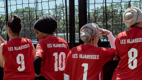 Franța: Vălul islamic este în continuare interzis pentru femei pe terenul de fotbal, decide cea mai înaltă instanță a țării