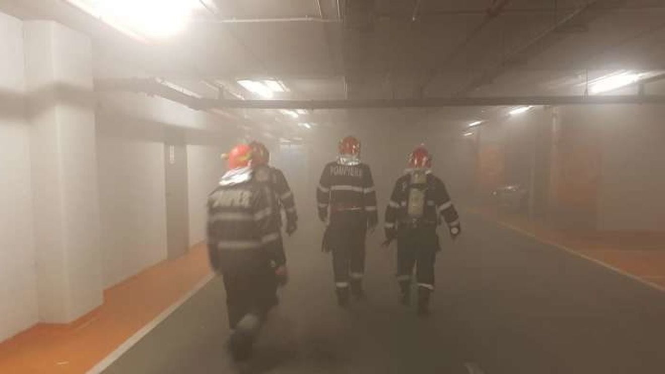 UPDATE S-a reluat accesul mașinilor pe două niveluri după stingerea incendiului din Sun Plaza/ Șase persoane au avut nevoie de îngrijiri medicale
