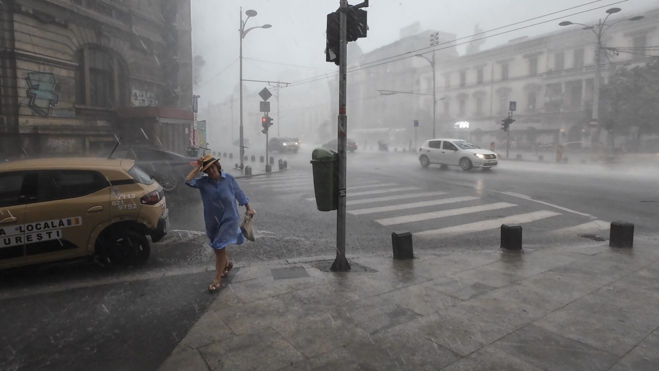 RO-Alert actualizat în București: Codul portocaliu a fost ridicat la Cod roșu. Rafale de până la 90 km/h, grindină de până la 3 cm și ploi torențiale