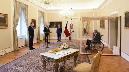Imaginea zilei: Președintele Cehiei, bolnav de Covid, a nominalizat premierul dintr-o cutie de plexiglas