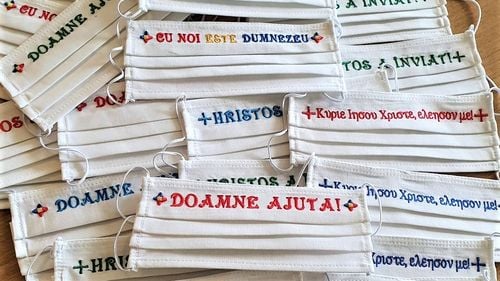 O mănăstire din Constanța coase măști de protecție cu mesaje religioase și lenjerii pentru spitalele din județ