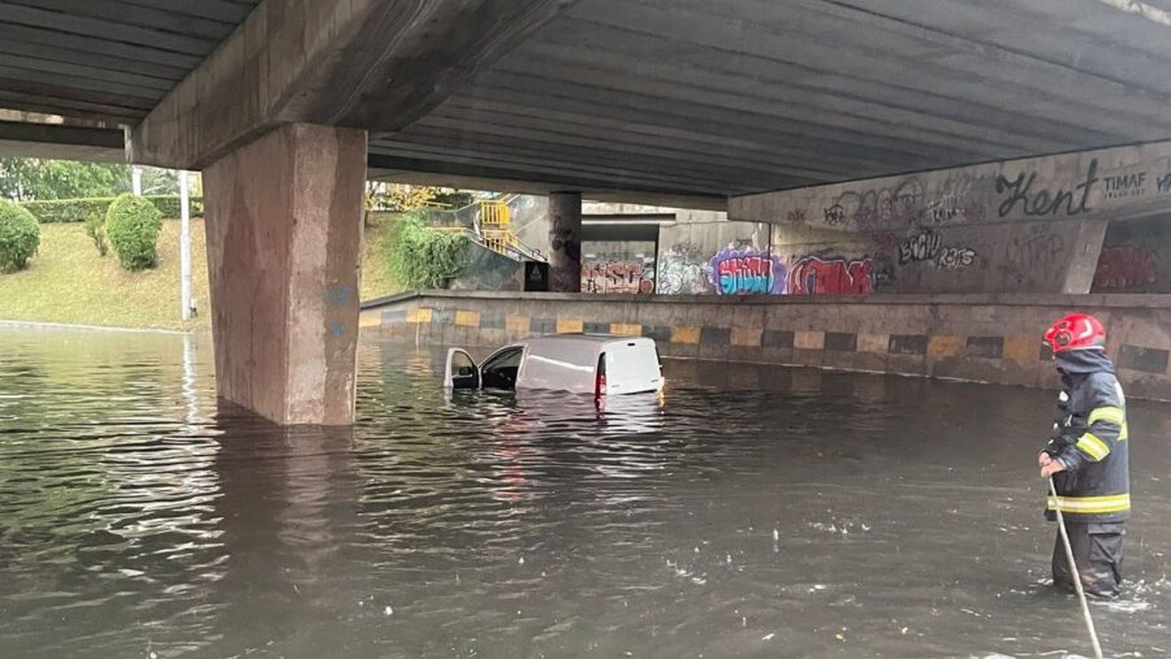 Poza zilei: o mașină scufundată în apă în Clujul inundat după o ploaie torențială