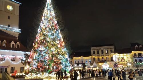 Cum s-a extins și ce noutăți aduce Târgul de Crăciun de la Brașov / Căsuțele amenajate în centrul orașului se deschid în 28 noiembrie, iar iluminatul festiv se aprinde în 30 noiembrie pentru a marca oficial debutul sărbătorilor de iarnă
