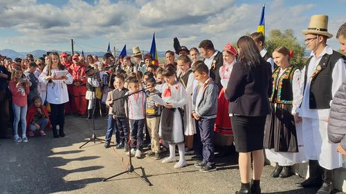 VIDEO: Elevă pusă să recite o odă pentru primarul PSD din Teiuș, la inaugurarea unui pod peste Mureș