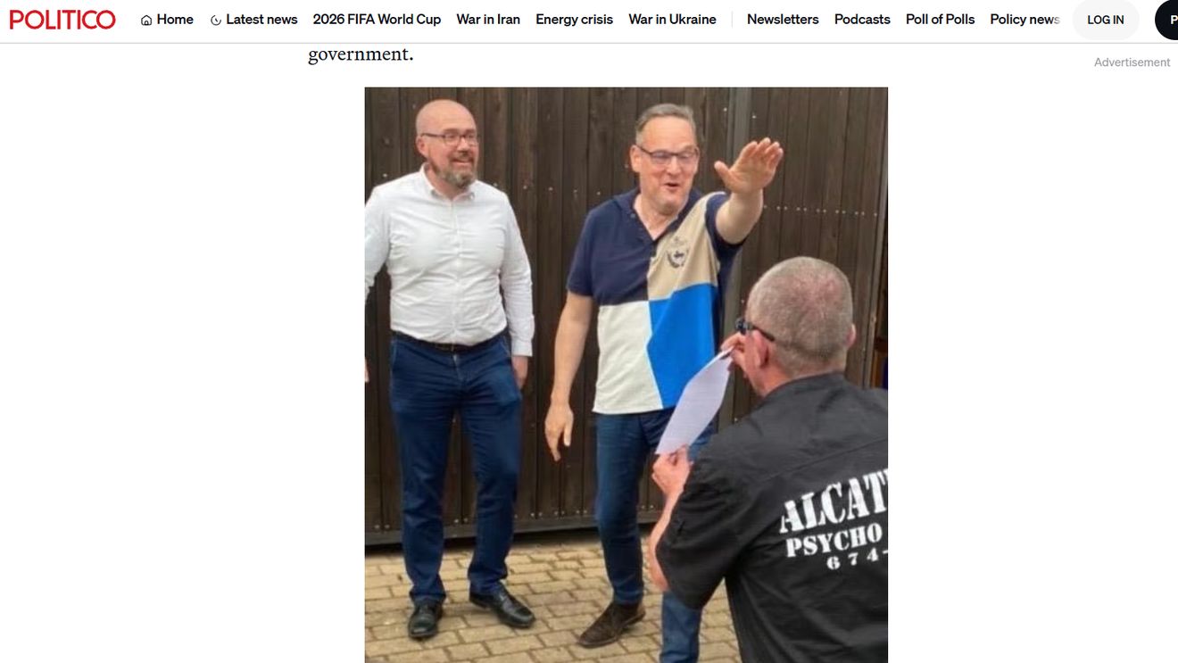 Parlamentar german de extremă dreapta, surprins în timp ce făcea salutul nazist / Martin Reichardt (AfD) neagă acuzațiile: A fost o glumă