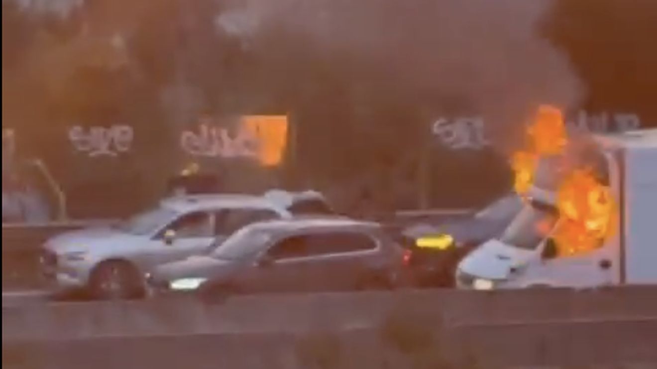 VIDEO Jaf spectaculos în Italia: un comando înarmat a atacat cu explozibili două vehicule blindate