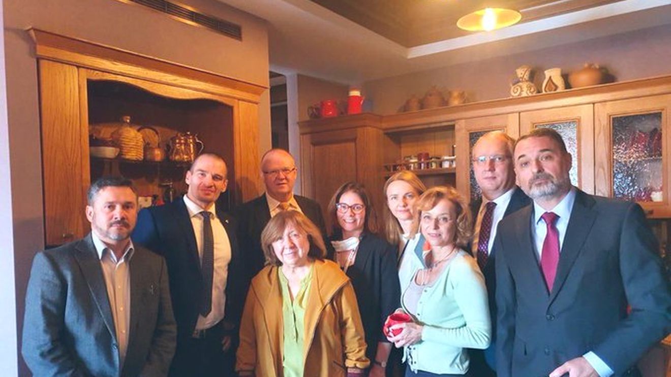 FOTO Solidaritate fără precedent cu ultimul lider în libertate al opoziției din Belarus: Ambasadorii din România, Lituania, Suedia, Cehia și Austria s-au dus acasă la Svetlana Alexievici pentru a împiedica arestarea sa
