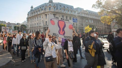 Miting „Împreună pentru siguranţa femeilor!” organizat în centrul Capitalei: Femeile din România nu sunt în siguranţă nici acasă, nici la locul de muncă, nici pe stradă