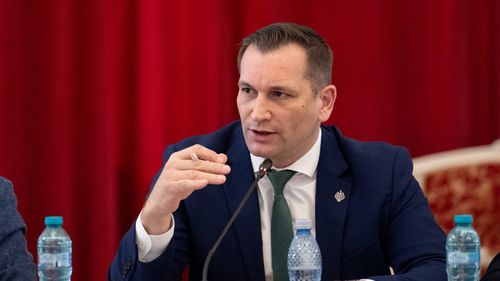 Șeful Comisiei pentru agricultură din Senat, Sebastian Cernic, critică sprijinul pe suprafață: „Din păcate, foarte mulți bani din partea UE se duc către niște persoane care nu produc valoarea adăugată”