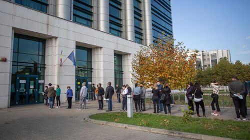 VIDEO  110.539 de persoane au fost vaccinate împotriva Covid-19 în ultimele 24 de ore / Bucureștenii au așteptate ore în șir la centrele de vaccinare