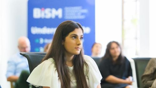 Liceenii sunt invitați să descrie universitatea ideală  într-un concurs cu premii în bani și burse