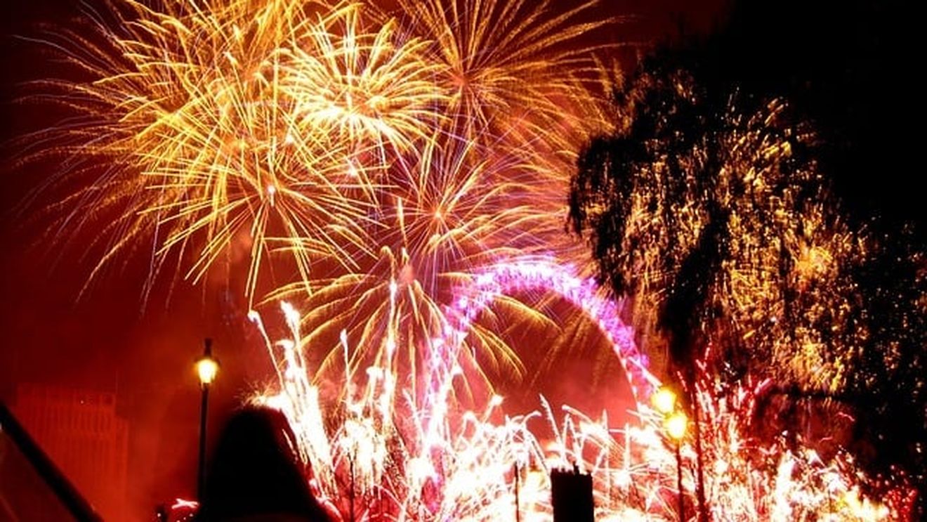 Un avion militar german, ”atacat” cu artificii de Revelion / Piloţii au alertat de urgenţă turnul de control / Armata şi poliţia investighează cazul