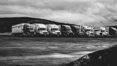 Noi piedici pentru transportatori: șoferii de camioane care vin în Anglia din Europa vor fi obligați să facă teste Coronavirus – ministrul britanic al transporturilor