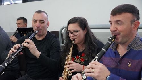 Singura femeie instrumentist de la Junii Sibiului este studentă la Medicină, după ce a terminat Științele Economice, și lucrează la mall pentru a se întreține. „Doi oameni mi-au schimbat viața”