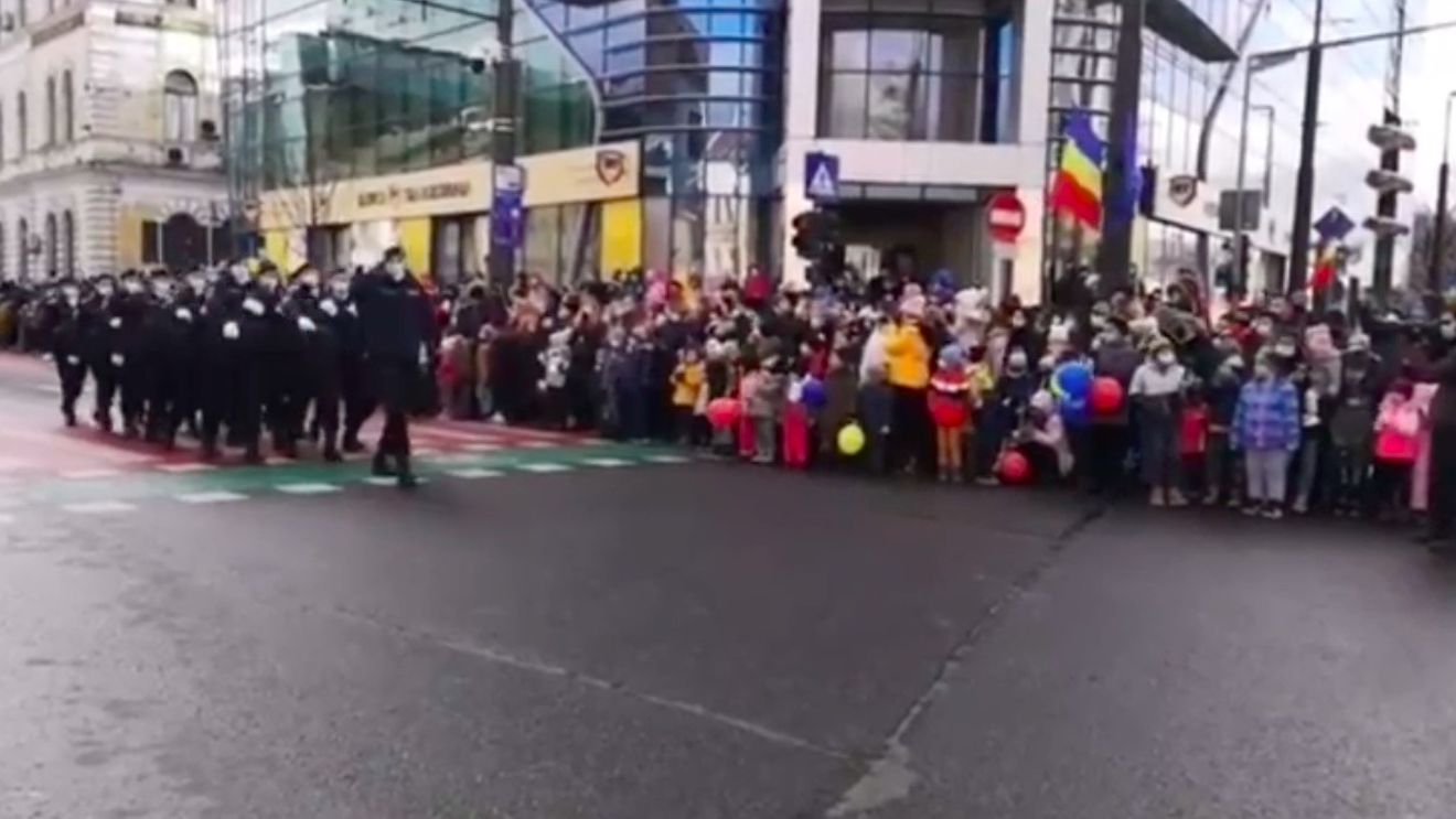 VIDEO Jandarmii clujeni au stricat parada Armatei de Ziua Națională / Jandarmeria a formulat scuze: „Se vor face verificări asupra modului de selecție și antrenament al militarilor care au făcut parte din acest pluton”