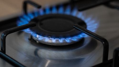 Locatarii unui bloc din Zalău, evacuați, joi dimineață, în urma mirosului puternic de gaz  dintr-un apartament