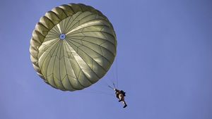 Militar decedat în timpul unui antrenament / Avea 49 de ani și a făcut infarct după un salt cu parașuta
