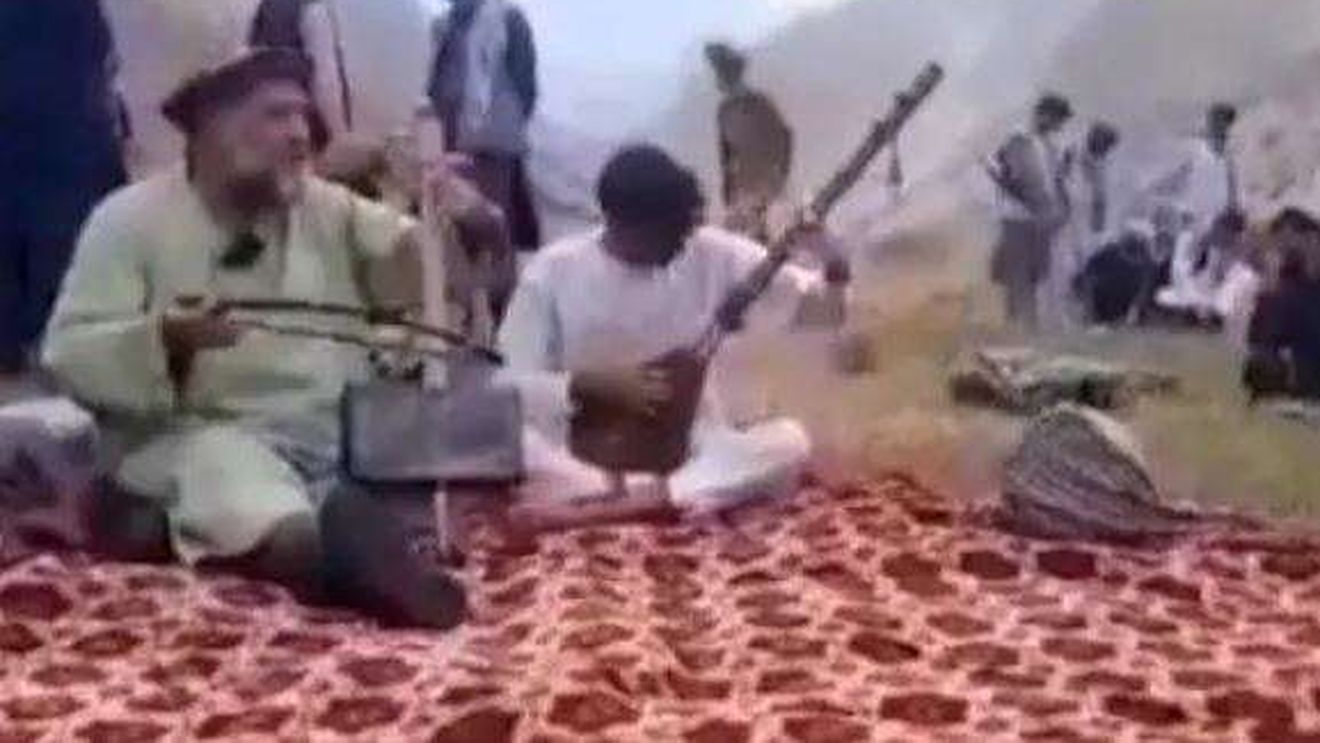Un cântăreț afgan de muzică populară a fost împușcat de talibani. În provincia Kandahar au fost interzise difuzarea muzicii și vocile de femei la radio și tv