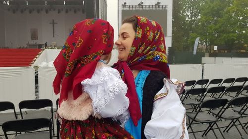 Reportaj. Peste 40.000 de pelerini îl așteaptă la Blaj pe Papa Francisc în ultima sa zi în România. Emoție și bucurie pe Câmpia Libertății