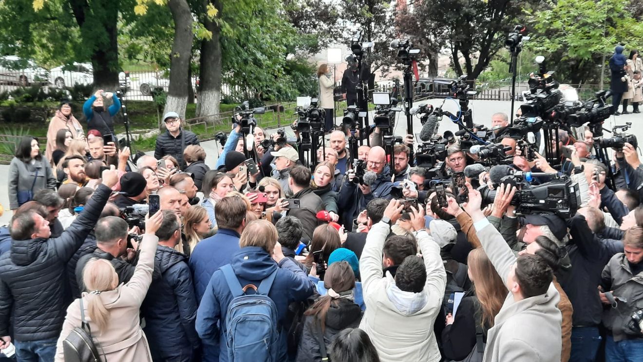 Ce am văzut la secțiile de votare din Chișinău / Cum se desfășoară alegerile prezidențiale și referendumul privind integrarea Republicii Moldova în UE