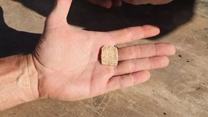 Arheologii israelieni au descoperit o amuletă de plumb cu inscripții în ebraică veche în regiunea Samaria, ce datează din urmă cu 3.300 de ani