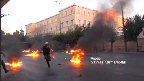 VIDEO Mii de greci au manifestat violent în Atena împotriva legii adoptate de parlament, care restrânge drepturile în timpul demonstrațiilor de stradă