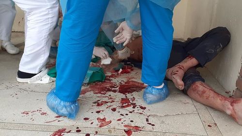 Șase medici din județul Constanța au intrat în izolare, după ce un localnic suspect de COVID-19 a intrat plin de sânge în spital și i-a scuipat