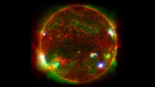 O nouă imagine a Soarelui ar putea ajuta la dezlegarea misterelor sale / Un trio de telescoape a dezvăluit lumina solară invizibilă