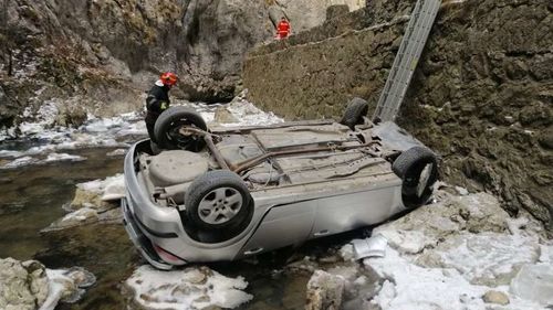 O mașină în care se aflau trei persoane s-a răsturnat în râul Bicaz