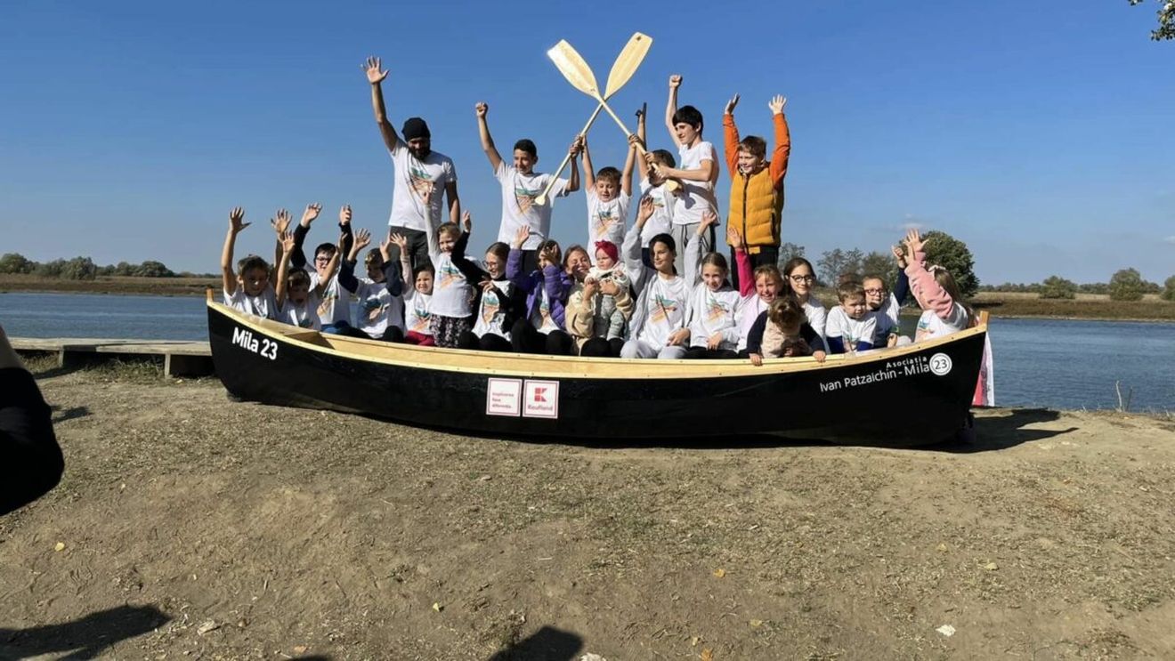 FOTO VIDEO Copiii din Mila 23 au lansat la apă o canotcă realizată de ei