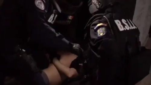 A fost trimis în judecată cetățeanul român care  a fost acuzat că atacat şi încercat să ucidă un rival albanez, într-o dispută privind împărţirea teritoriului pentru prostituţie în cantonul elveţian Ticino