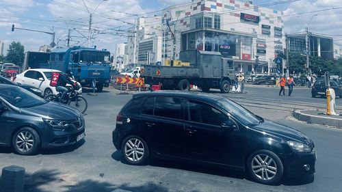 VIDEO | Nori de fum toxic la lucrările STB de pe linia de tramvai 41, în intersecția Bd. Timișoara - Bd. Brașov a Bucureștiului / Utilaje vechi, fără filtre. Nicio măsură de protecție pentru trecători