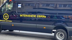 Ameninţare cu dispozitiv exploziv, pe o stradă din Arad / Poliţiştii au găsit un telefon mobil şi ulterior un bărbat, cunoscut cu afecţiuni psihice / Asupra lui au fost descoperite obiecte şi bunuri electronice, care sunt analizate de specialiştii SRI