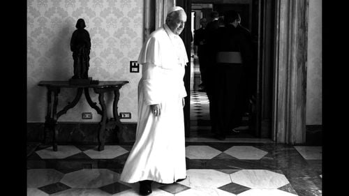 VIDEO De Sfântul Gheorghe, Papa Francisc a donat ventilatoare, combinezoane și măști spitalului din Suceava / Jorge (Gheorghe) este numele de botez al sfântului părinte