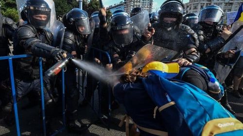 Federațiile Internațională și Europeană ale Jurnaliștilor condamnă ciocnirile violente din București, în urma cărora au fost răniți ziariști