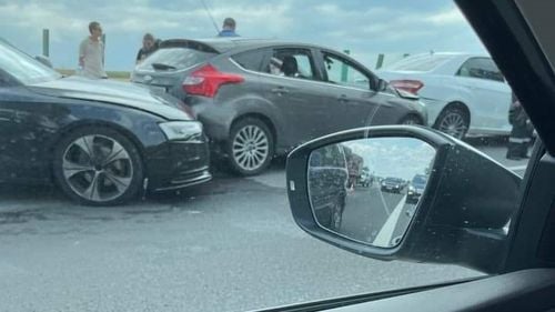 Accident cu trei maşini pe A1 Bucureşti - Piteşti, sensul către Capitală/ O persoană a fost rănită. În zonă s-a format o coloană de maşini de aproximativ un kilometru