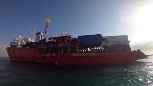 VIDEO Peste 800 de migranți salvați în Marea Mediterană au debarcat în Sicilia