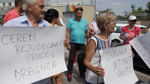 VIDEO Miting pentru Dragnea la Rahova: 20 de oameni, în frunte cu Gelu Vișan, au scandat "Și noi suntem Liviu!"