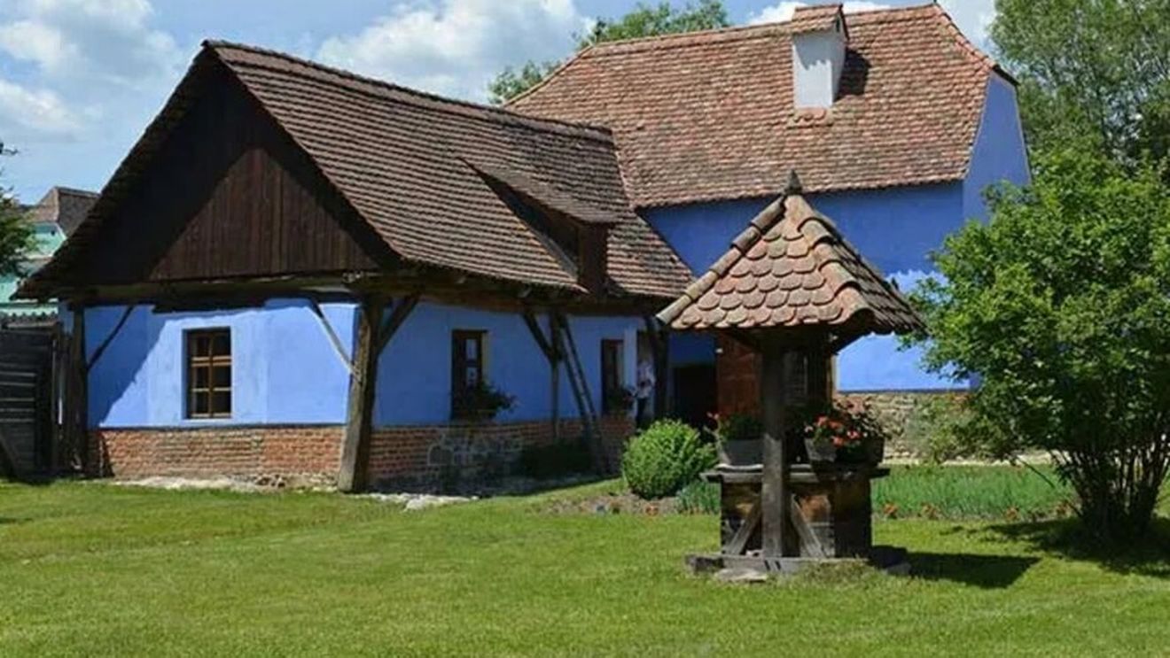 FOTO Imagini inedite din „Casa albastră”, proprietatea fermecătoare cu 7 camere duble cu baie, sufragerie, living și bucătărie din Transilvania a prințului Charles