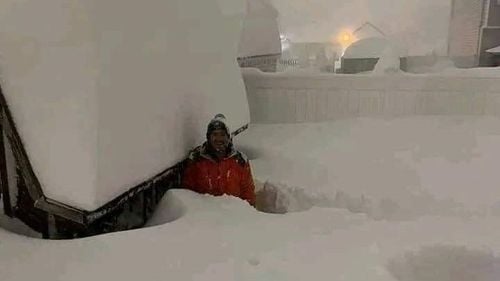 Furtună de iarnă în SUA: Cel puţin 32 de morţi, zeci de mii de americani fără electricitate de Crăciun/ Zăpadă de trei metri înălțime într-un oraș din statul New York