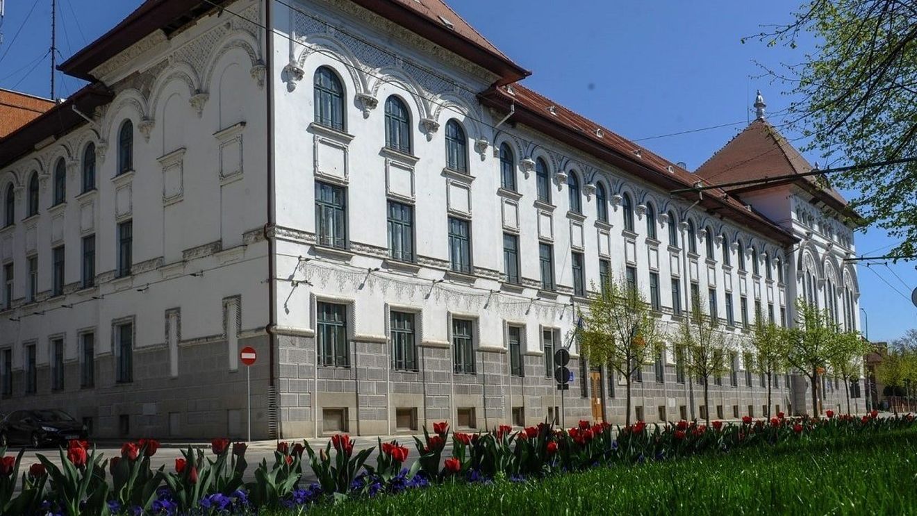 Un bărbat din Dolj încercat să dea jos steagurile arborate în faţa Primăriei Municipiului Timişoara