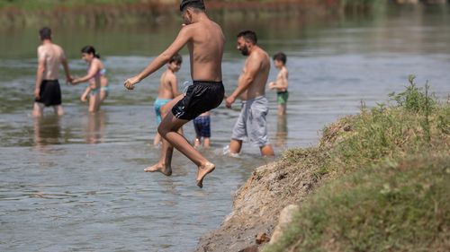 Doi copii din Bacău au căzut în râul Bistriţa / Unul a fost găsit conştient de forţele de intervenţie, iar cel de-al doilea în stop cardio-respirator