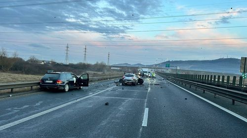 Şofer lovit de o maşină pe A1, în Sibiu, în timp ce anunţa un accident în care era implicat
