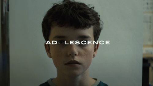 Mini-seria „Adolescence”, care abordează subiectul influenţelor toxice şi misogine la care sunt expuşi tinerii online, e difuzată gratuit în şcoli şi licee din Marea Britanie