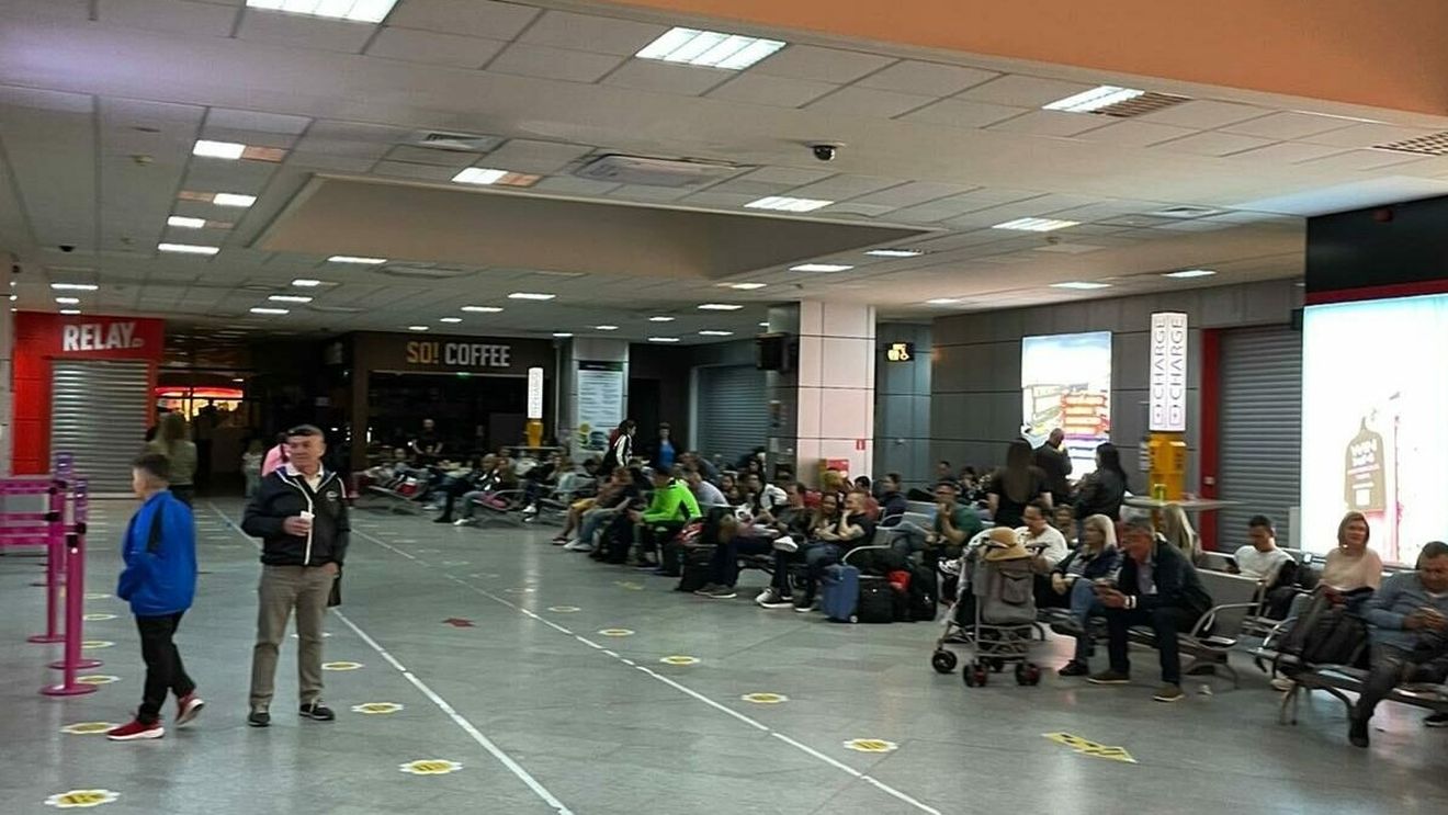 O cursă charter cu aproape 200 de turiști care trebuia să decoleze vineri seara de la Cluj spre Egipt a plecat cu întârziere de 8 ore